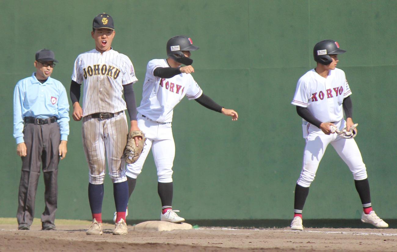 広陵対鳥取城北　7回裏、代打で同点2点右前打を放った広陵・中尾湊＝2022年11月5日（撮影・柏原誠）