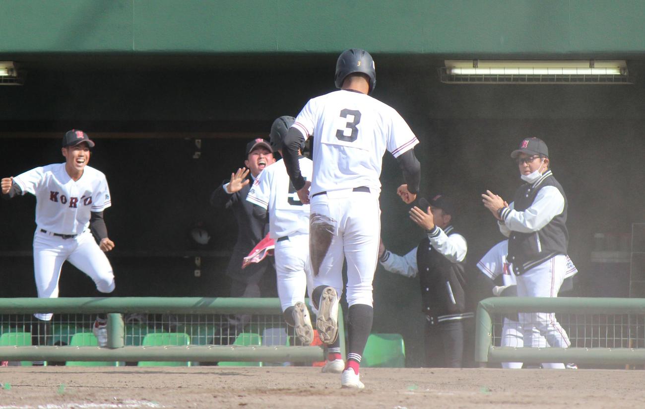 広陵対鳥取城北　7回裏、広陵・中尾湊の同点打で生還した真鍋慧と拍手する中井哲之監督＝2022年11月5日（撮影・柏原誠）