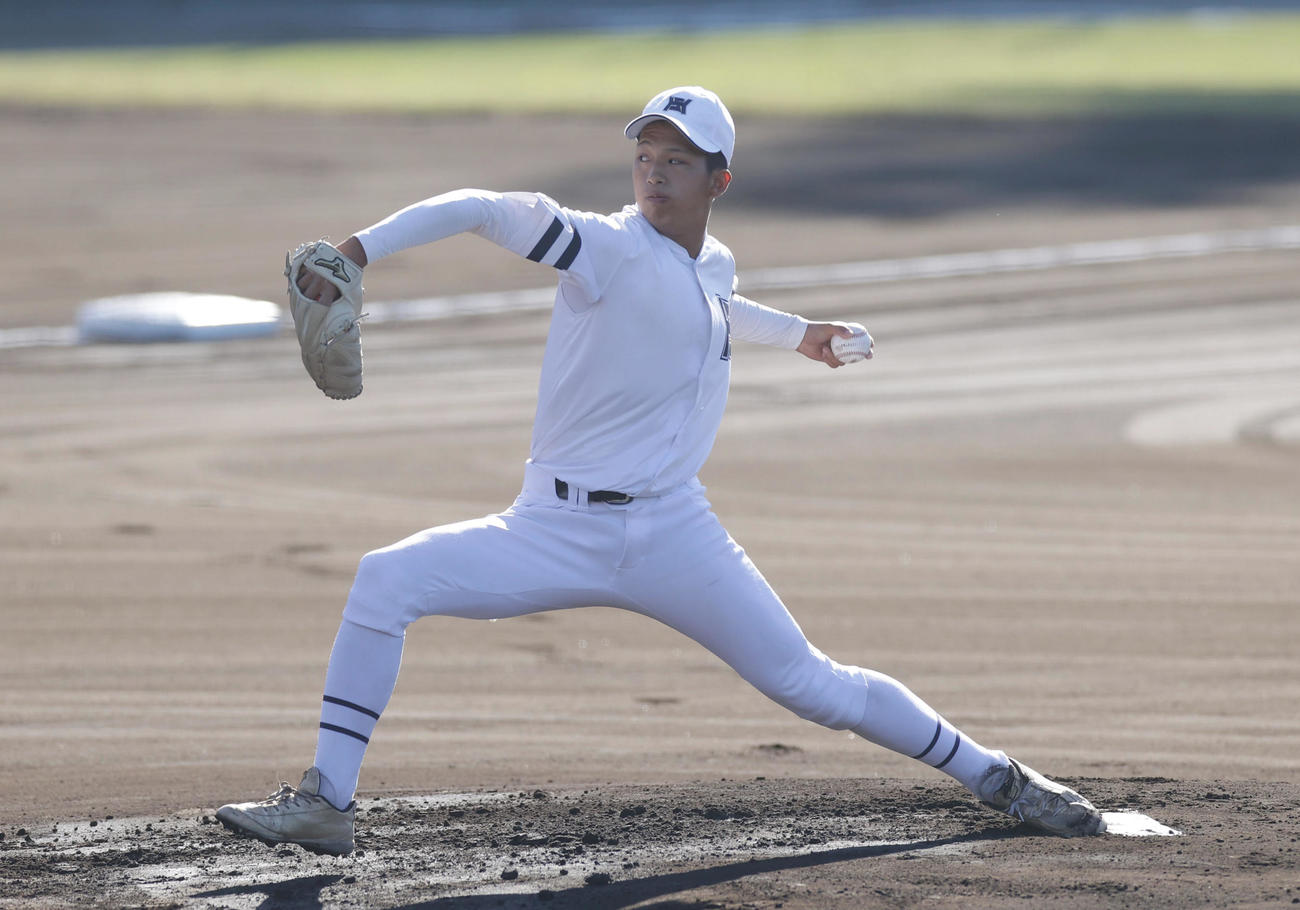 準々決勝の大阪桐蔭戦で力投する彦根総合先発の野下陽祐（2022年10月30日撮影）
