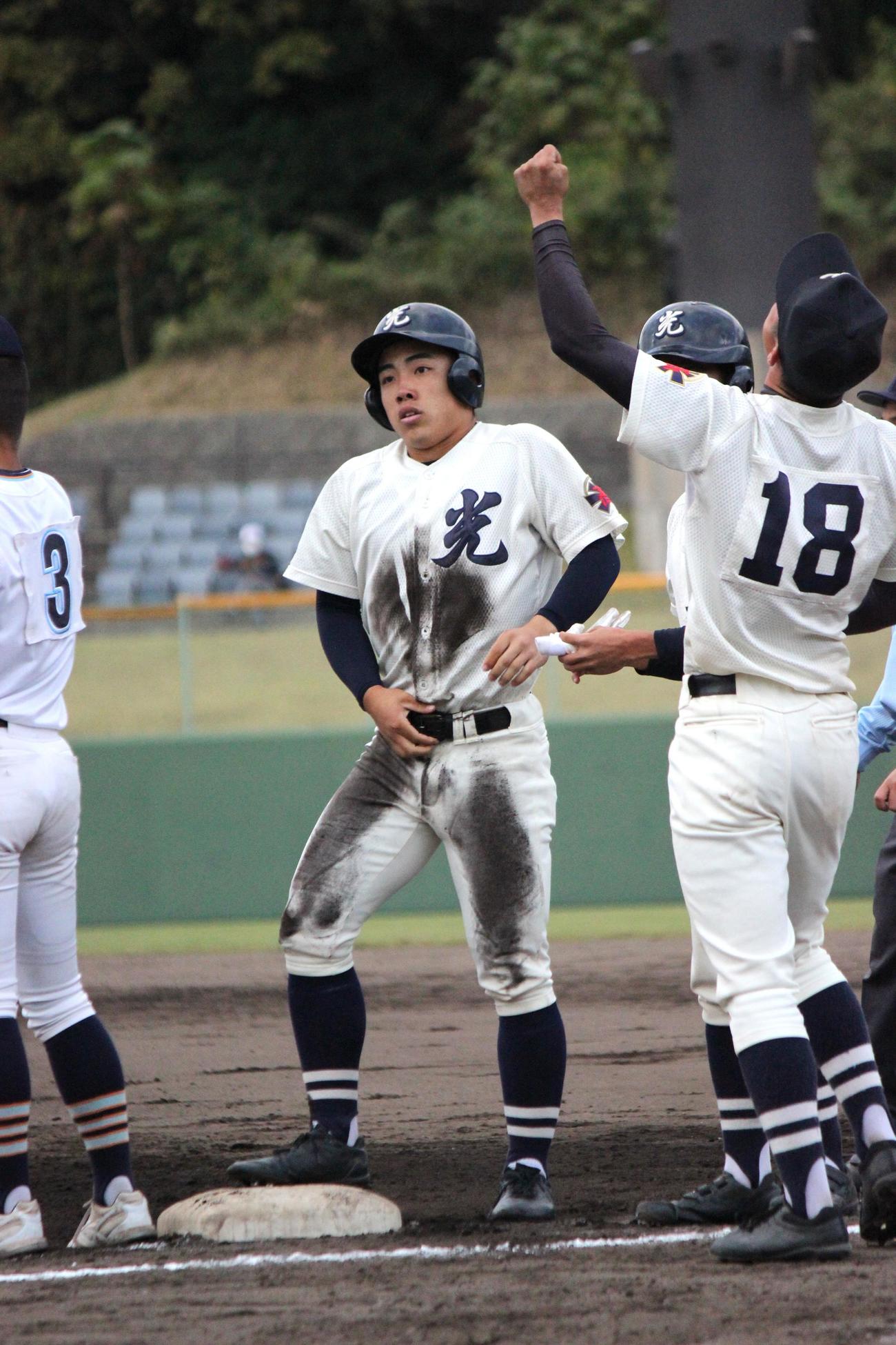 光対高川学園　8回裏、決勝打を放った光・藤井（撮影・柏原誠）