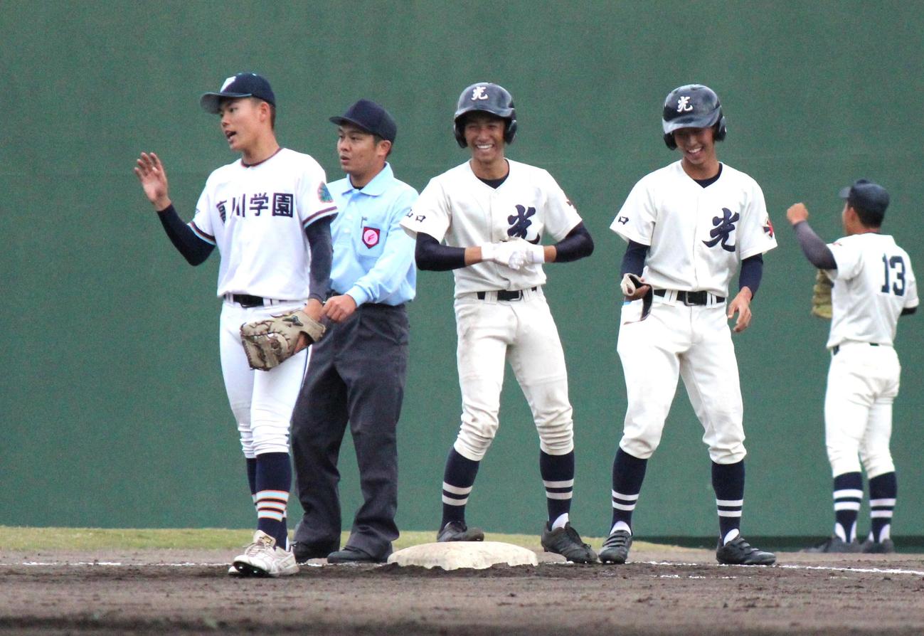 光対高川学園　4回裏、先制中前打を放ち笑顔の光・田中春樹＝2022年11月5日（撮影・柏原誠）