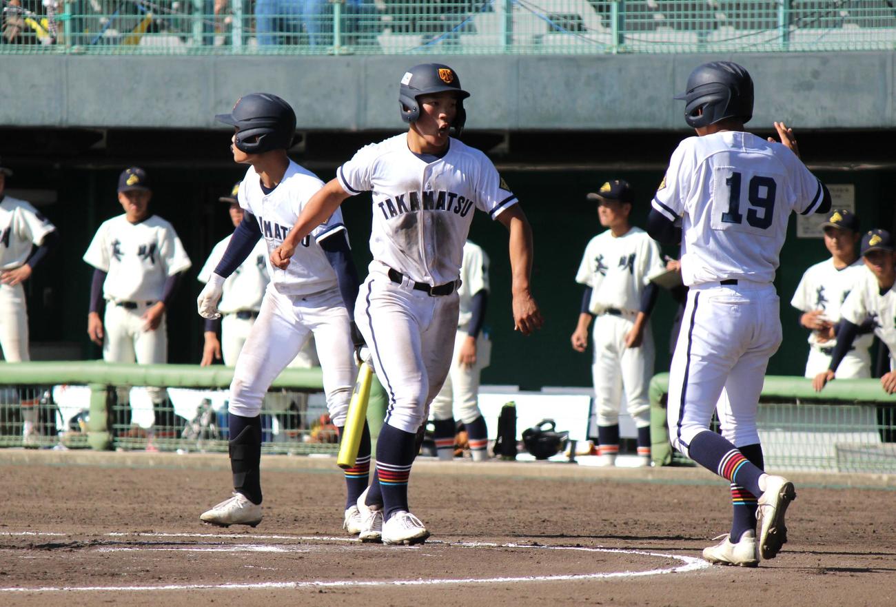 英明対高松商　6回裏、犠飛で同点のホームを踏んだ高松商・横井亮太＝2022年11月6日（撮影・柏原誠）