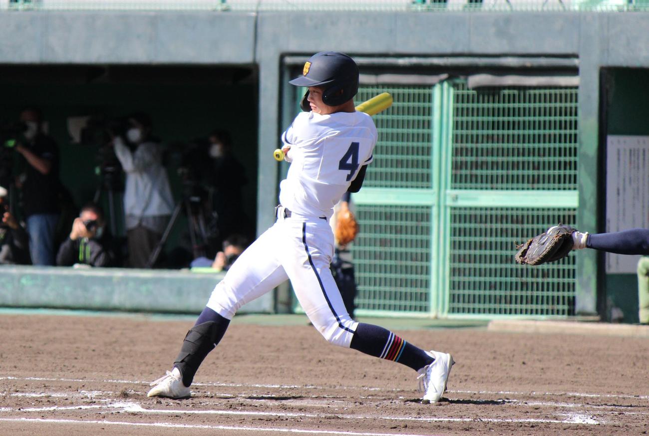英明対高松商　6回裏、一時勝ち越しの中前打を放つ高松商・佐藤瑞祗＝2022年11月6日（撮影・柏原誠）