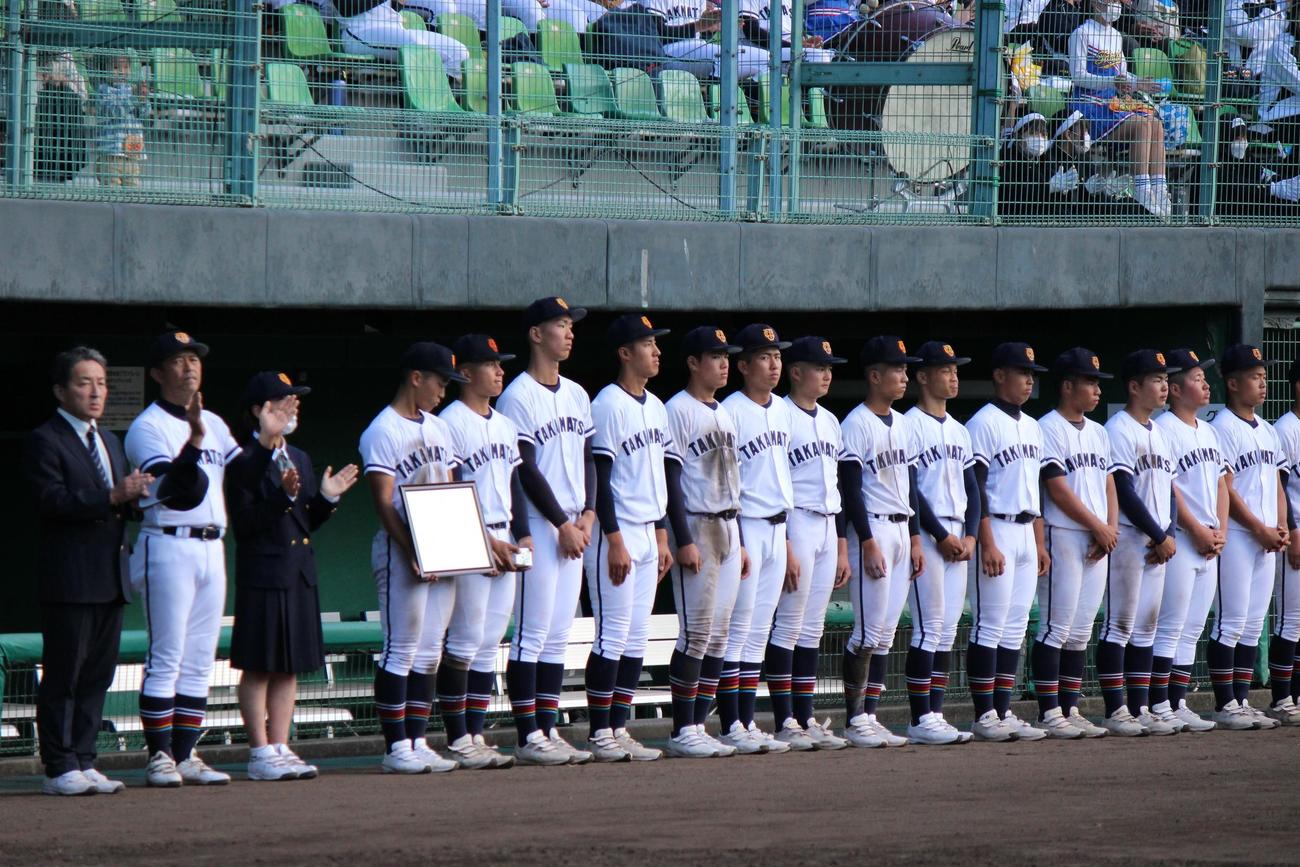 英明対高松商　決勝で敗れ整列する高松商ナイン＝2022年11月6日（撮影・柏原誠）