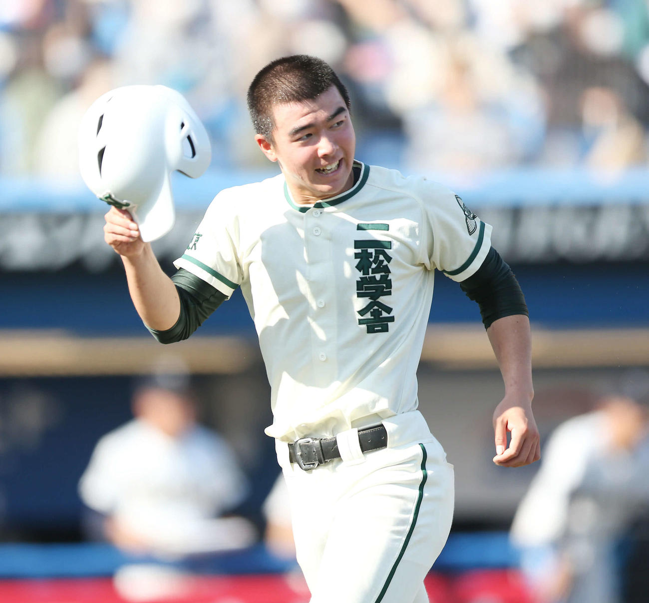 帝京対二松学舎大付　1回裏二松学舎大付1死二、三塁、片井が三ゴロを放つ間に生還した毛利（撮影・宮地輝）