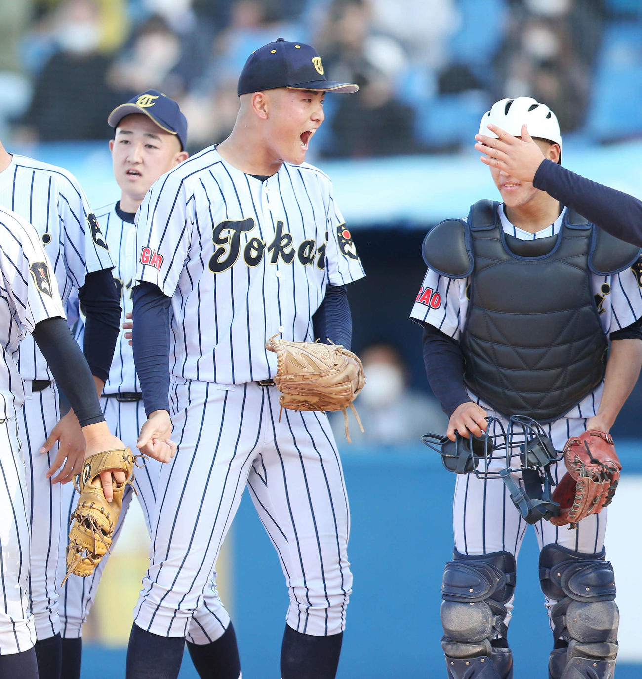 日大三に勝利し、喜ぶ東海大菅生先発の日当（中央）（撮影・宮地輝）