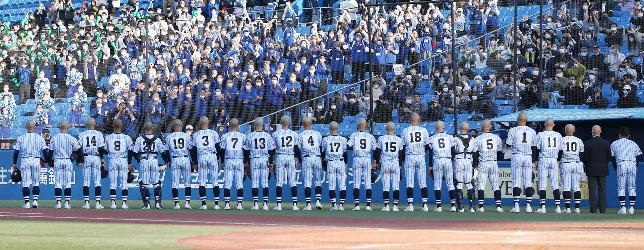 東海大菅生対日大三　日大三に勝利し、応援席から東海大菅生の選手たちへ拍手が送られる（撮影・宮地輝）
