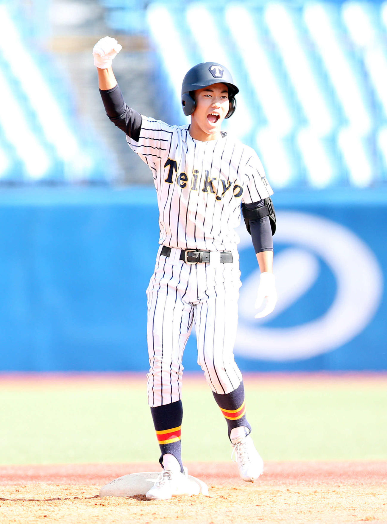 帝京対二松学舎大付　3回表帝京1死二塁、適時二塁打を放ち、ガッツポーズする奥山（撮影・宮地輝）