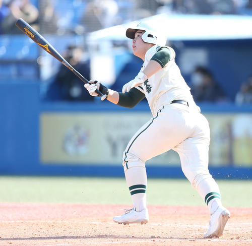 帝京対二松学舎大付　4回裏二松学舎大付2死、ソロ本塁打を放つ片井（撮影・宮地輝）