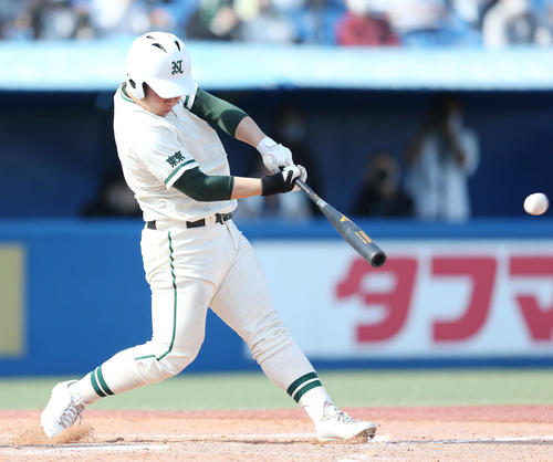 帝京対二松学舎大付　8回裏二松学舎大付無死二塁、適時二塁打を放つ片井（撮影・宮地輝）