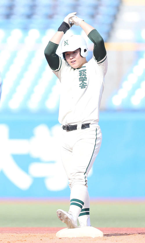 帝京対二松学舎大付　8回裏二松学舎大付無死二塁、適時二塁打を放ち、ポーズを決める片井（撮影・宮地輝）