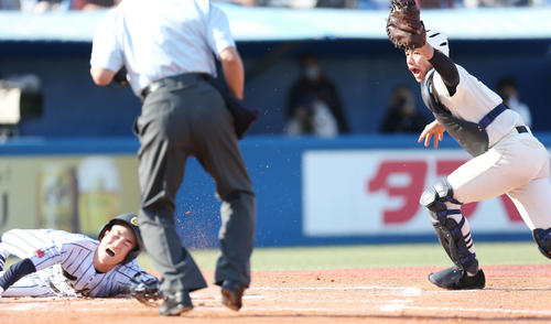 東海大菅生対日大三　1回表日大三2死一、二塁、大枡（左）は本塁を狙うも日大三・大賀に阻止される（撮影・宮地輝）
