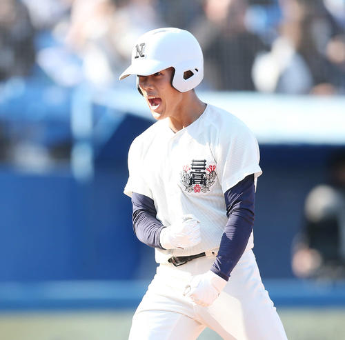 東海大菅生対日大三　3回裏日大三2死二塁、2点本塁打を放ちガッツポーズする池内（撮影・宮地輝）