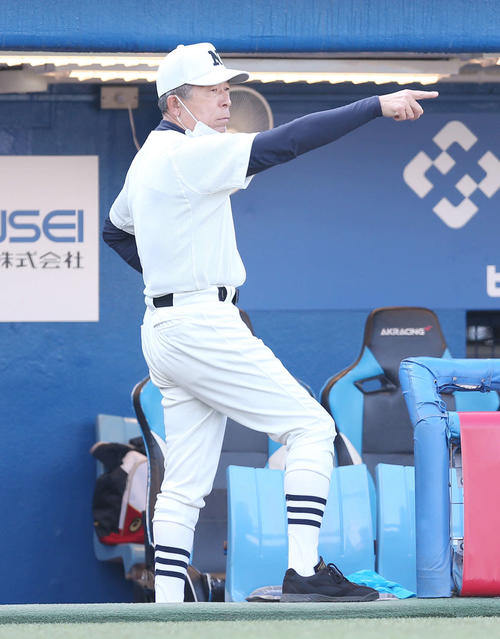 東海大菅生対日大三　指示を出す日大三・小倉監督（撮影・宮地輝）