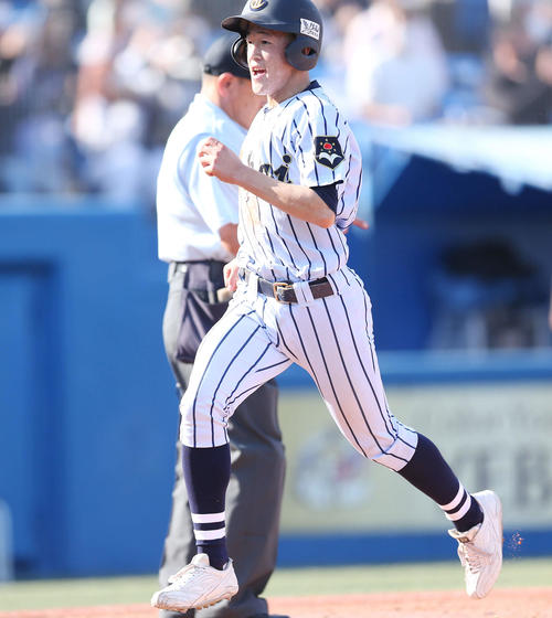 東海大菅生対日大三　3回表東海大菅生1死満塁、門間の犠飛打の間に生還した北島（撮影・宮地輝）