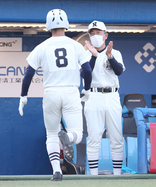 東海大菅生対日大三　3回裏日大三2死二塁、2点本塁打を放ち、小倉監督（右）から拍手される池内（撮影・宮地輝）