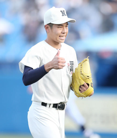 東海大菅生対日大三　6回表東海大菅生を無失点に抑え、親指を立てる日大三先発の安田（撮影・宮地輝）