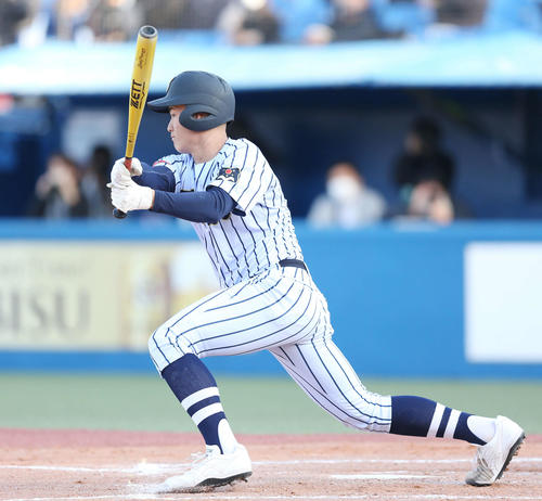 8回表東海大菅生2死一、二塁、適時打を放つ日当（撮影・宮地輝）
