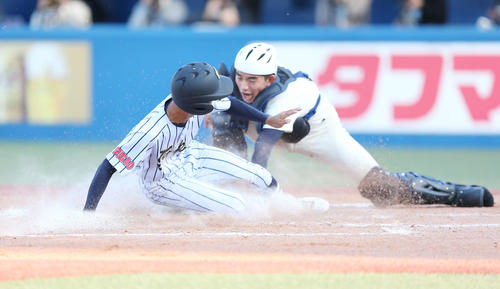 8回表東海大菅生2死一、二塁、日当が適時打を放ち、生還する原田（左）（撮影・宮地輝）