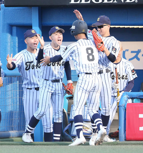 8回表東海大菅生2死一、二塁、日当が適時打を放ち、生還した原田（中央）はチームメートに迎えられる（撮影・宮地輝）