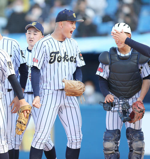 日大三に勝利し、喜ぶ東海大菅生先発の日当（中央）（撮影・宮地輝）