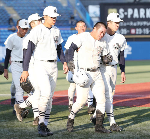 東海大菅生対日大三　東海大菅生に敗れ、悔しさを見せる日大三の選手たち（撮影・宮地輝）