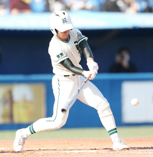 帝京対二松学舎大付　2回裏二松学舎大付2死三塁、適時打を放つ柴田（撮影・宮地輝）