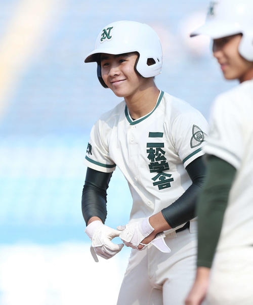 帝京対二松学舎大付　2回裏二松学舎大付2死三塁、適時打を放ち笑顔の柴田（撮影・宮地輝）