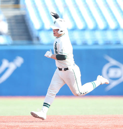 帝京対二松学舎大付　4回裏二松学舎大付2死、ソロ本塁打を放ち、ガッツポーズする片井（撮影・宮地輝）