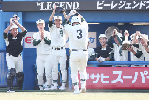 帝京対二松学舎大付　4回裏二松学舎大付2死、ソロ本塁打を放ち、チームメートに迎えられる片井（中央）（撮影・宮地輝）