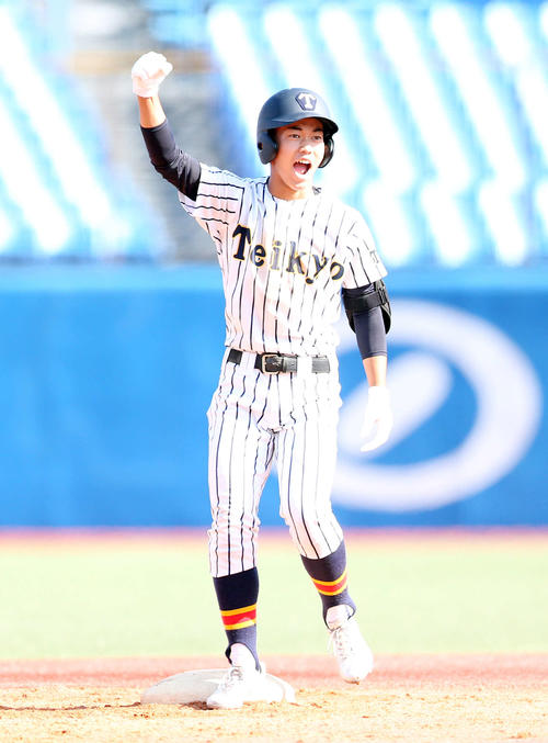 帝京対二松学舎大付　3回表帝京1死二塁、適時二塁打を放ち、ガッツポーズする奥山（撮影・宮地輝）