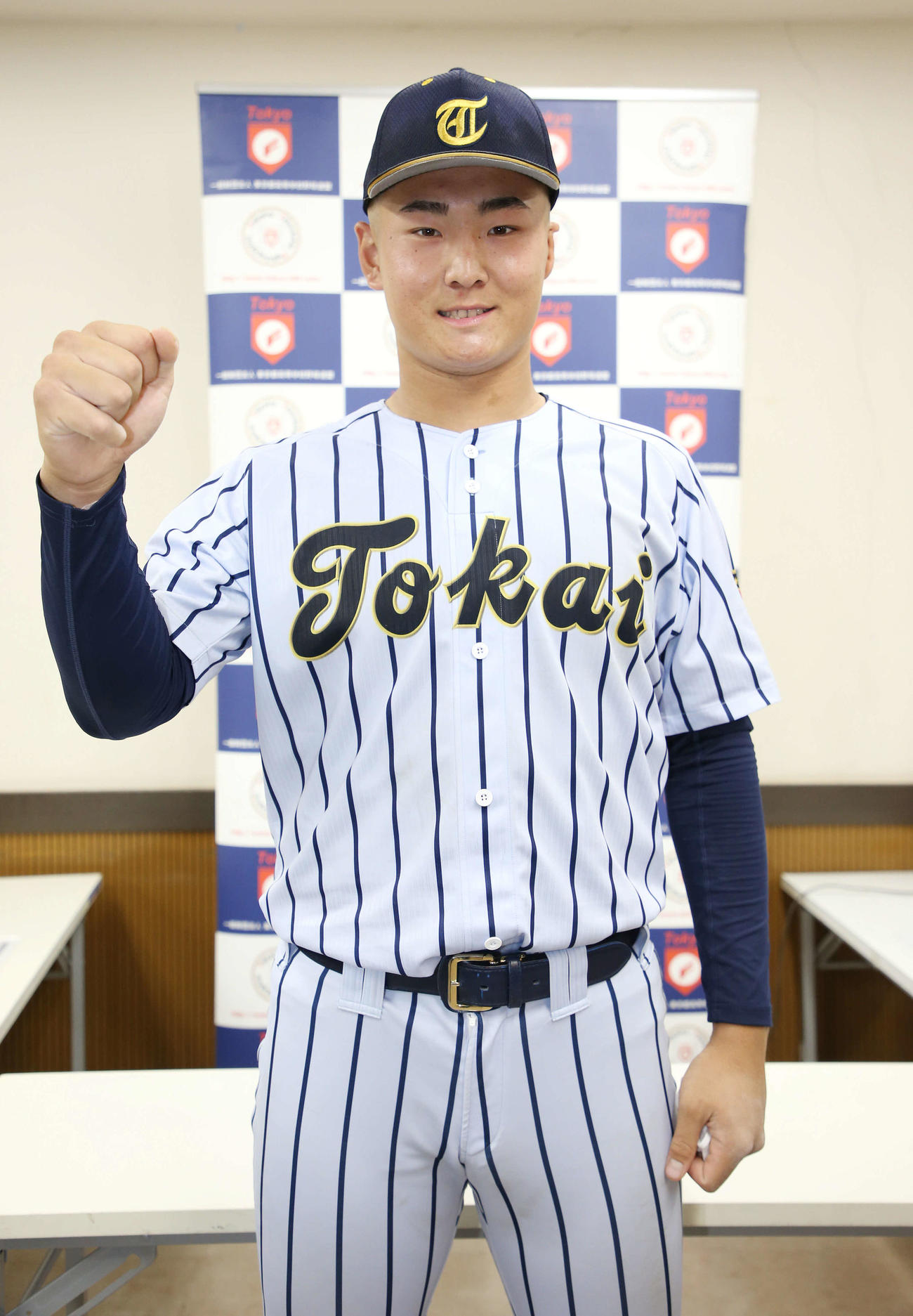 笑顔でガッツポーズする東海大菅生・日当（撮影・宮地輝）