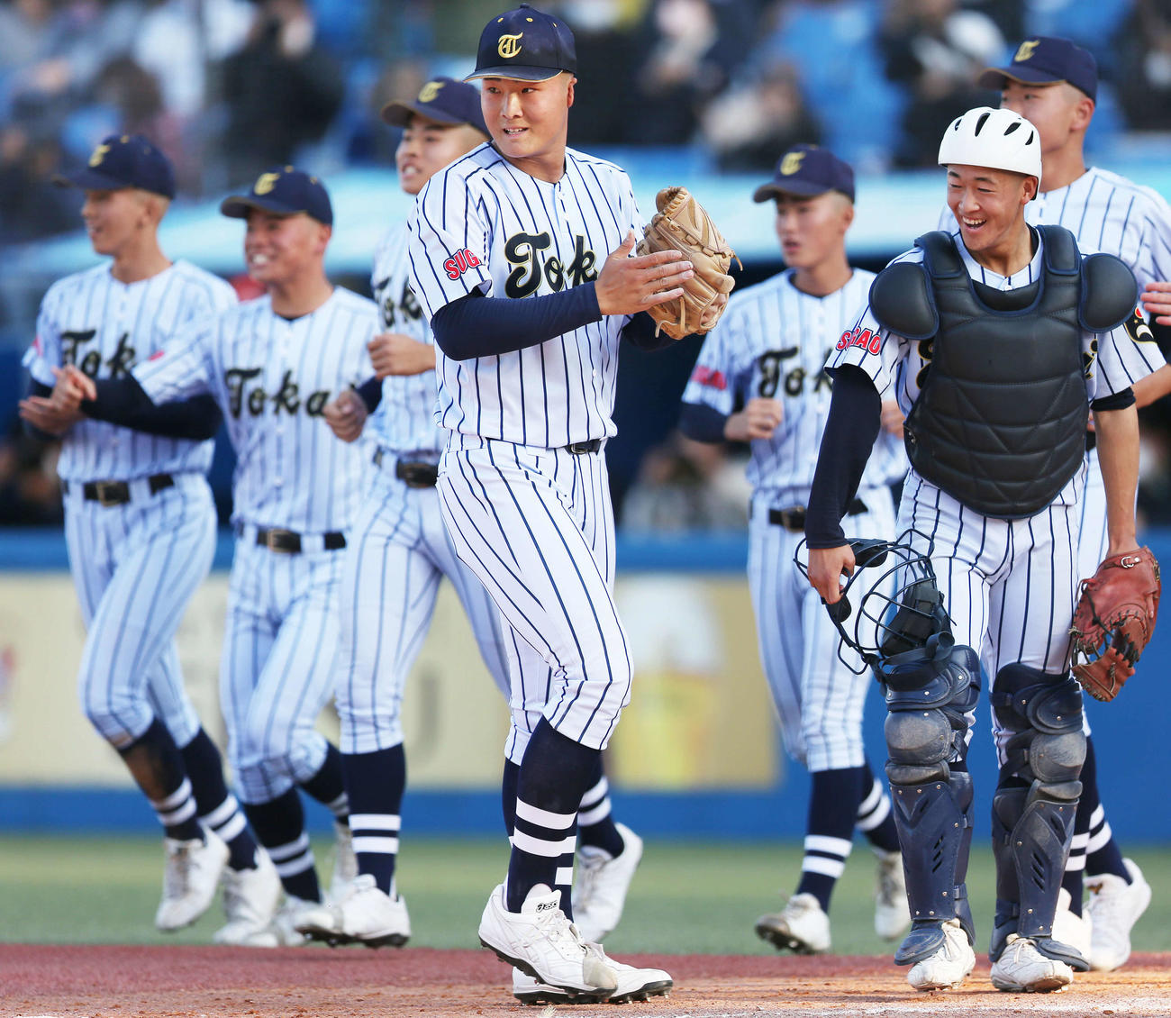 日大三に勝利し、喜ぶ東海大菅生先発の日当（中央）ら選手たち（撮影・宮地輝）