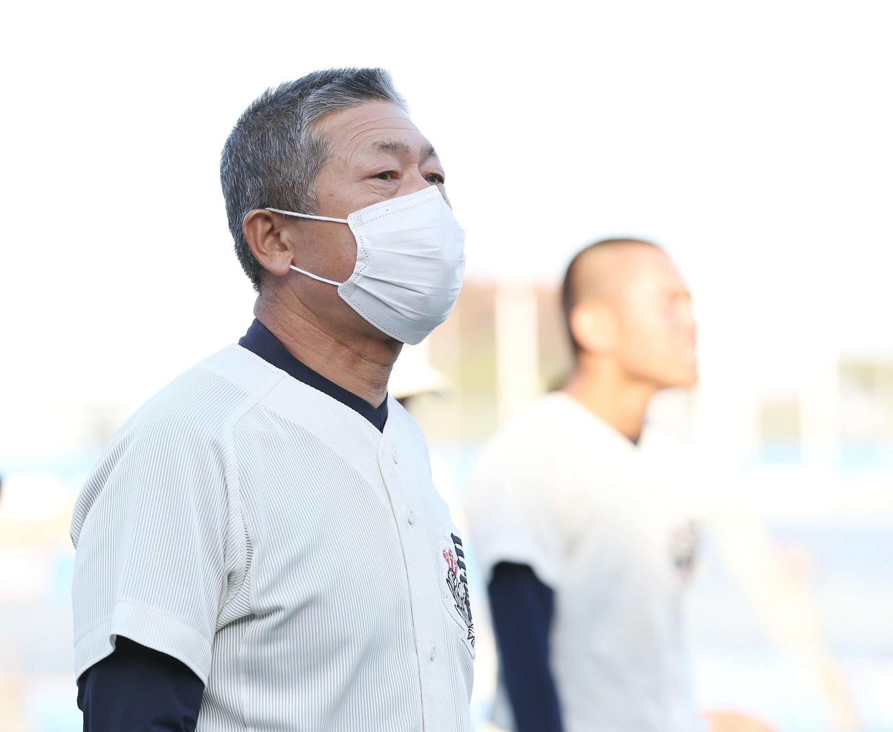 東海大菅生対日大三　東海大菅生に敗れ、悔しさをにじます日大三・小倉監督（撮影・宮地輝）