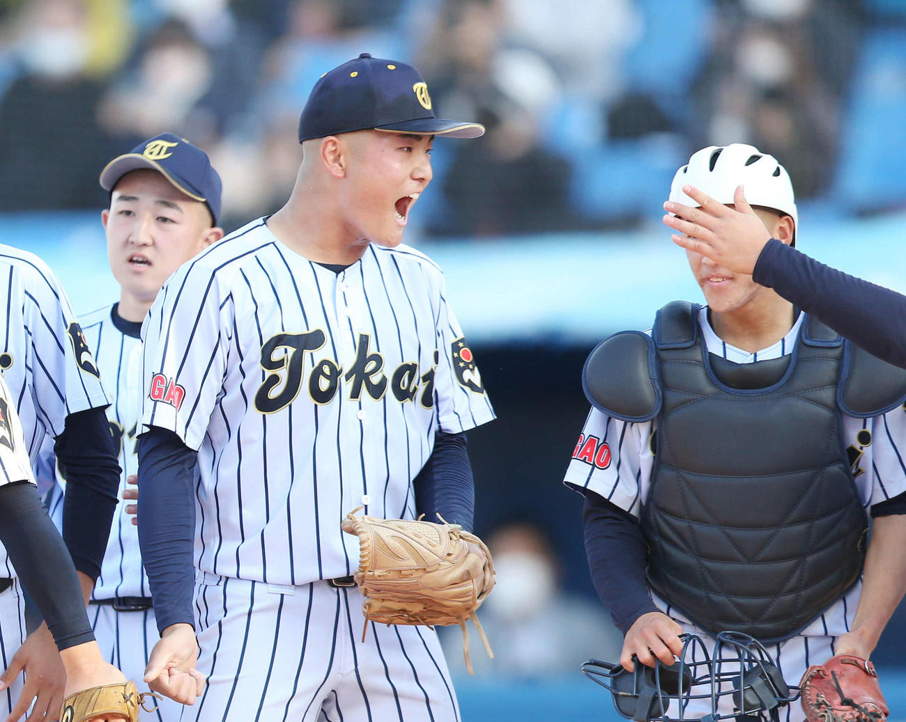 日大三に勝利しほえる東海大菅生先発の日当（中央）（撮影・宮地輝）