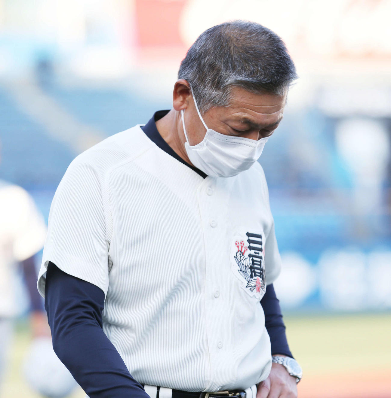 東海大菅生に敗れ、肩を落とす日大三・小倉監督（撮影・宮地輝）