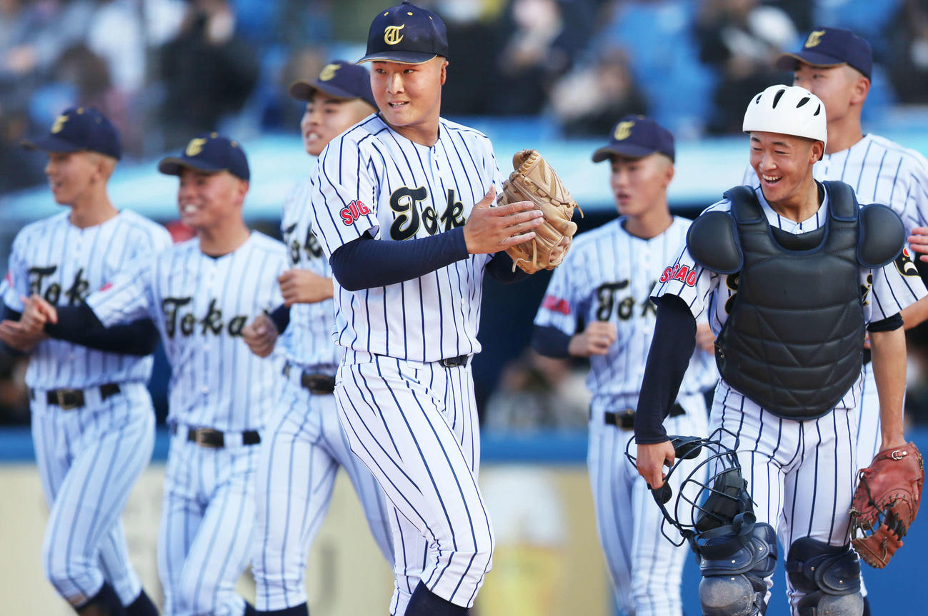 日大三に勝利し喜ぶ日当（中央）ら東海大菅生の選手たち（撮影・宮地輝）