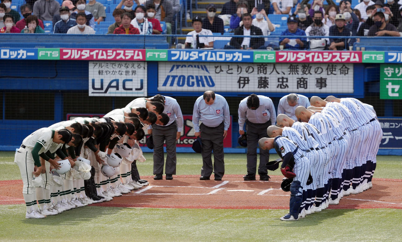 二松学舎大付対東海大菅生　試合前のあいさつで一礼する両チームの選手たち（撮影・狩俣裕三）