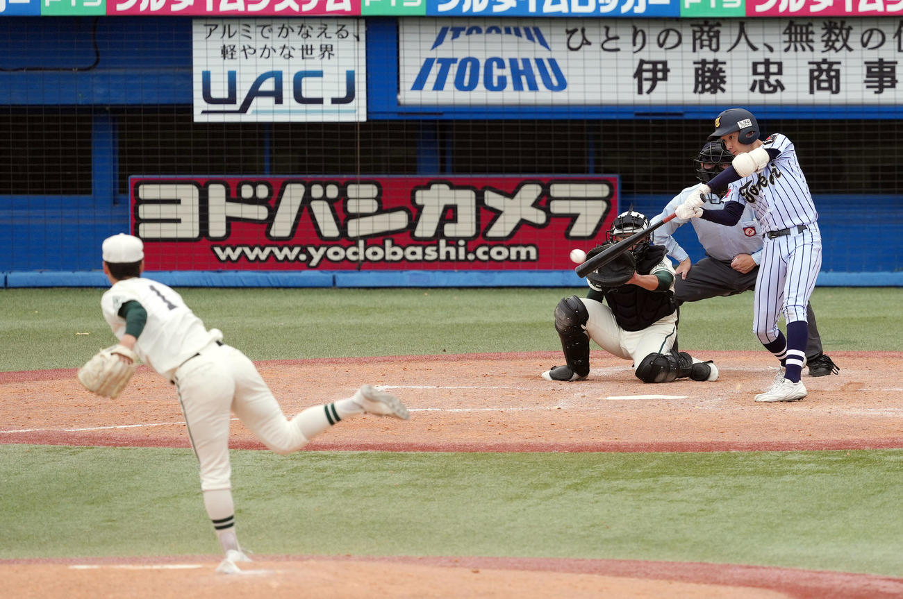 二松学舎大付対東海大菅生　5回裏東海大菅生2死一、二塁、2点適時二塁打を放つ東海大菅生・門間。投手二松学舎大付・重川（撮影・狩俣裕三）