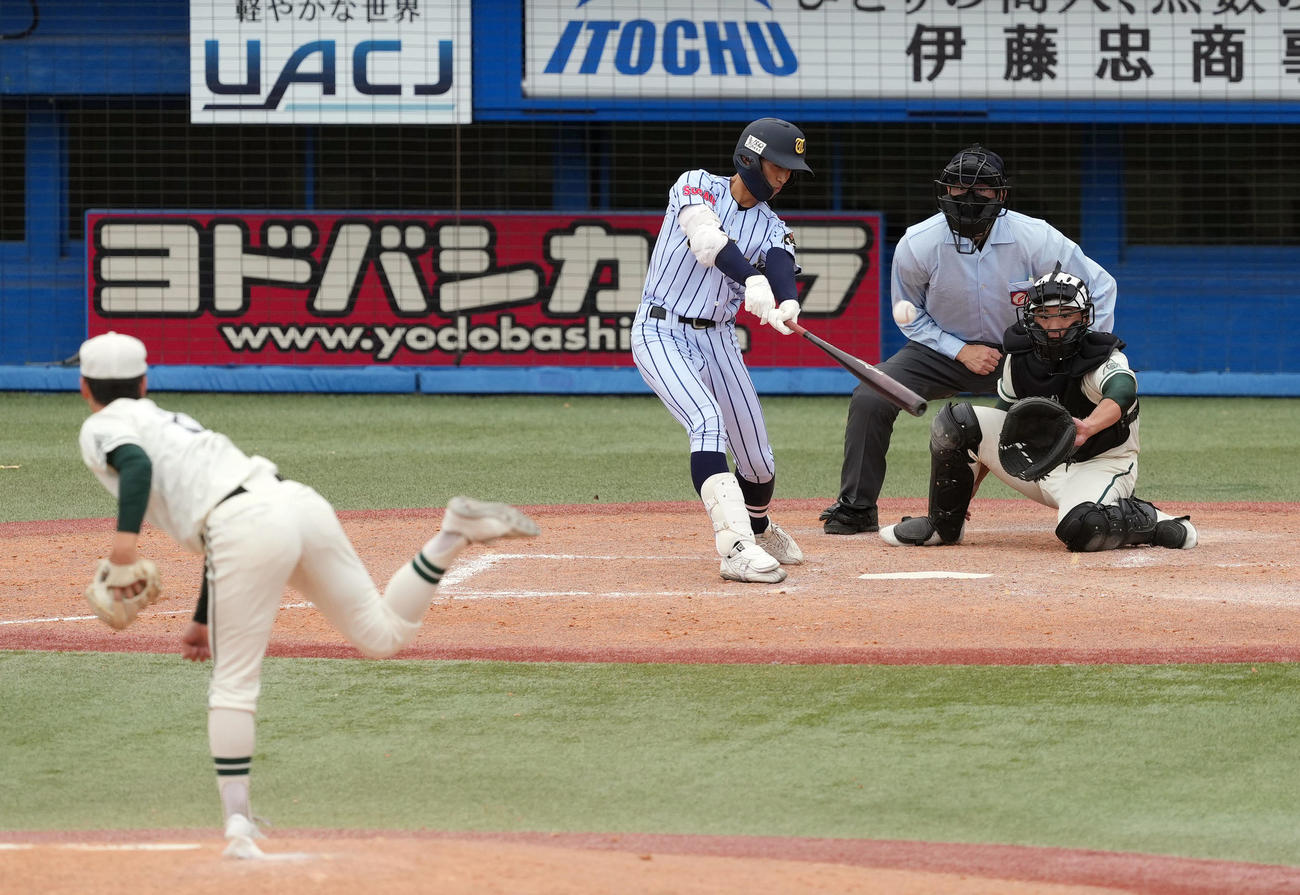 二松学舎大付対東海大菅生　5回裏東海大菅生2死三塁、適時打を放つ東海大菅生・高橋。投手二松学舎大付・重川（撮影・狩俣裕三）