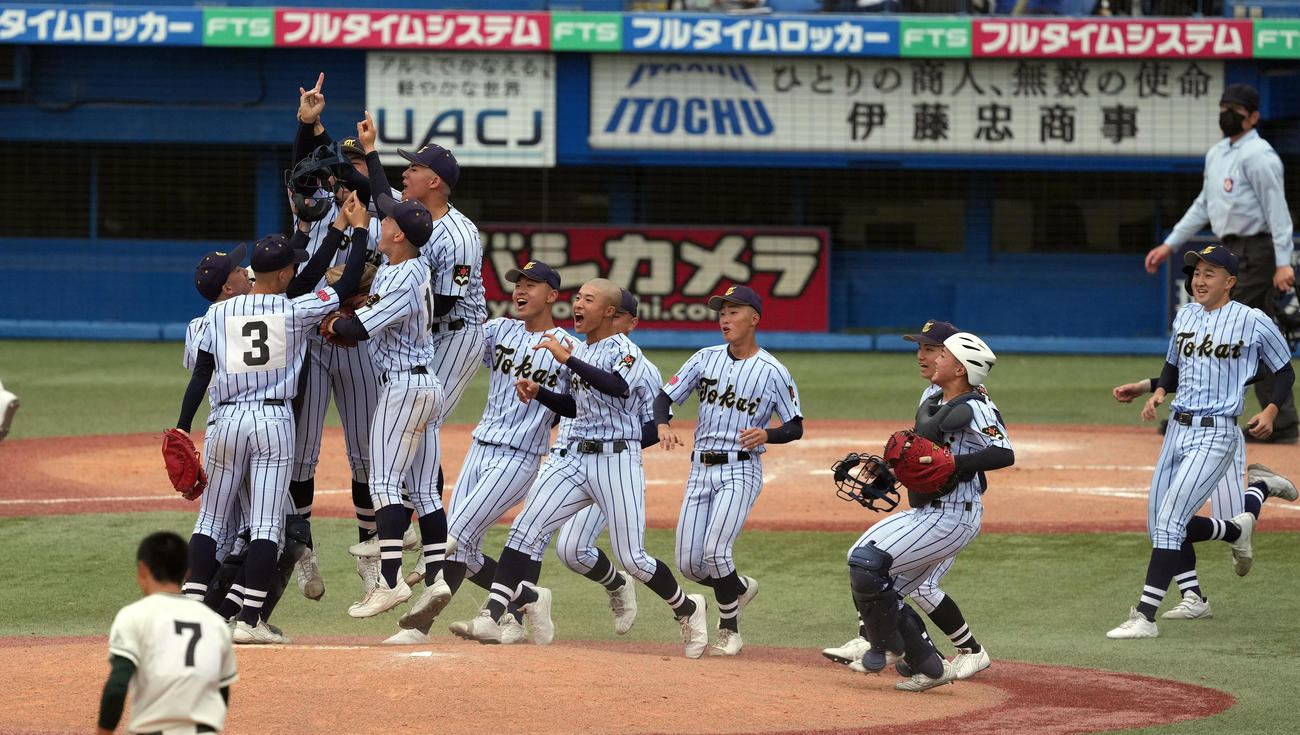 二松学舎大付対東海大菅生　優勝を決め、マウンドで歓喜の輪を作り、喜びを爆発させる東海大菅生ナイン（撮影・狩俣裕三）
