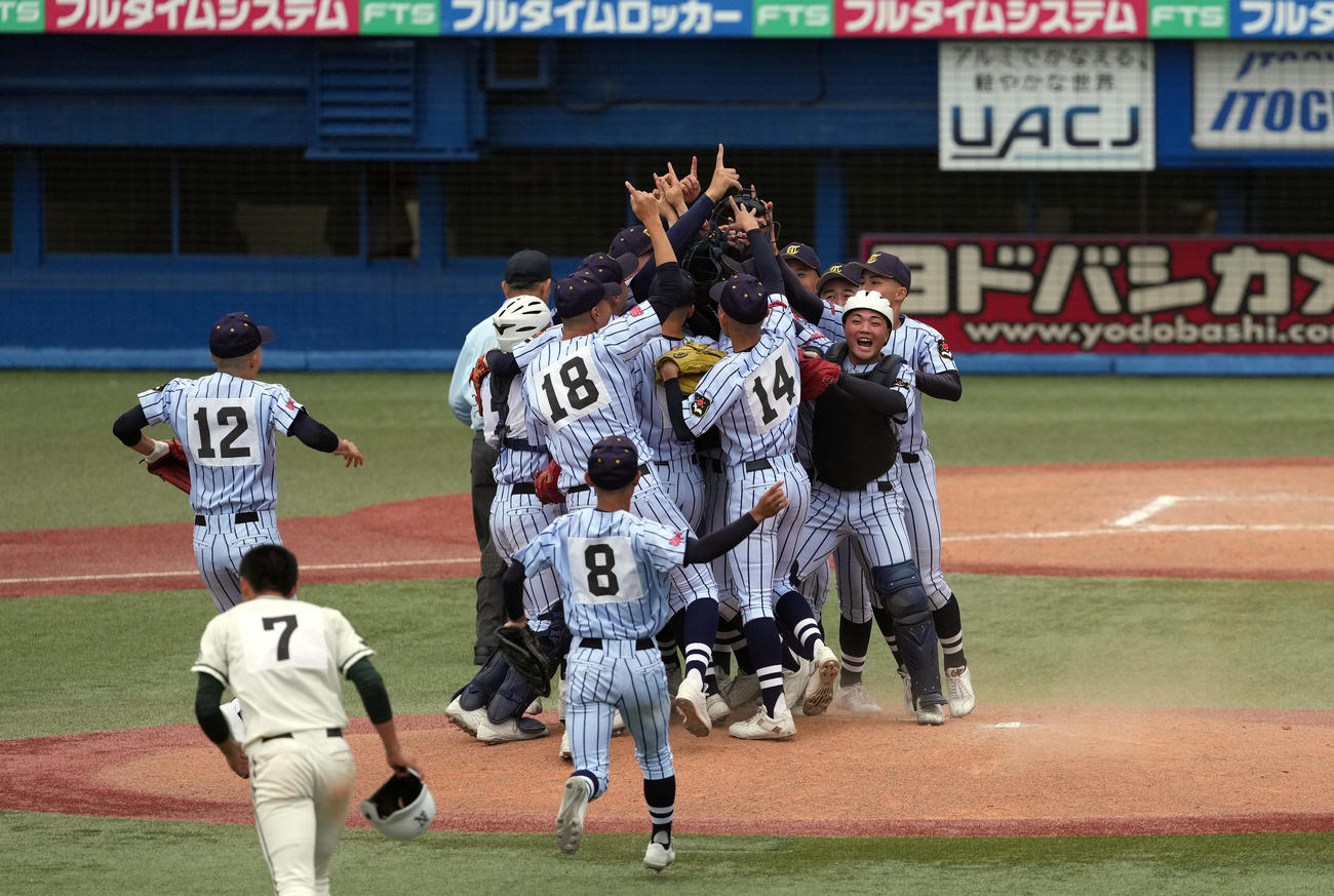 二松学舎大付対東海大菅生　優勝を決め、マウンドで歓喜の輪を作り、喜びを爆発させる東海大菅生ナイン（撮影・狩俣裕三）