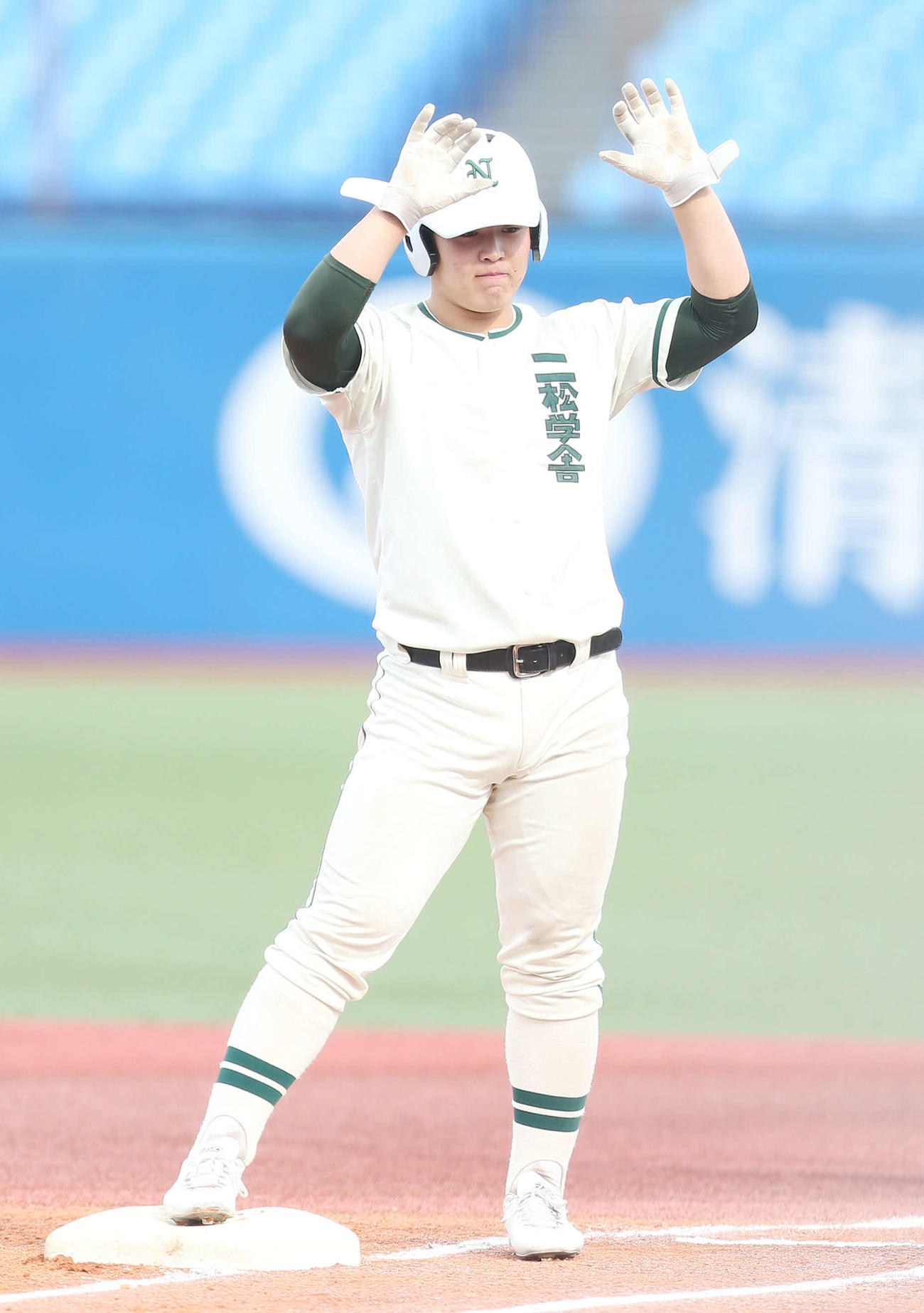 二松学舎大付対東海大菅生　1回表二松学舎大付1死一、二塁、適時打を放ち両手を挙げる片井（撮影・宮地輝）