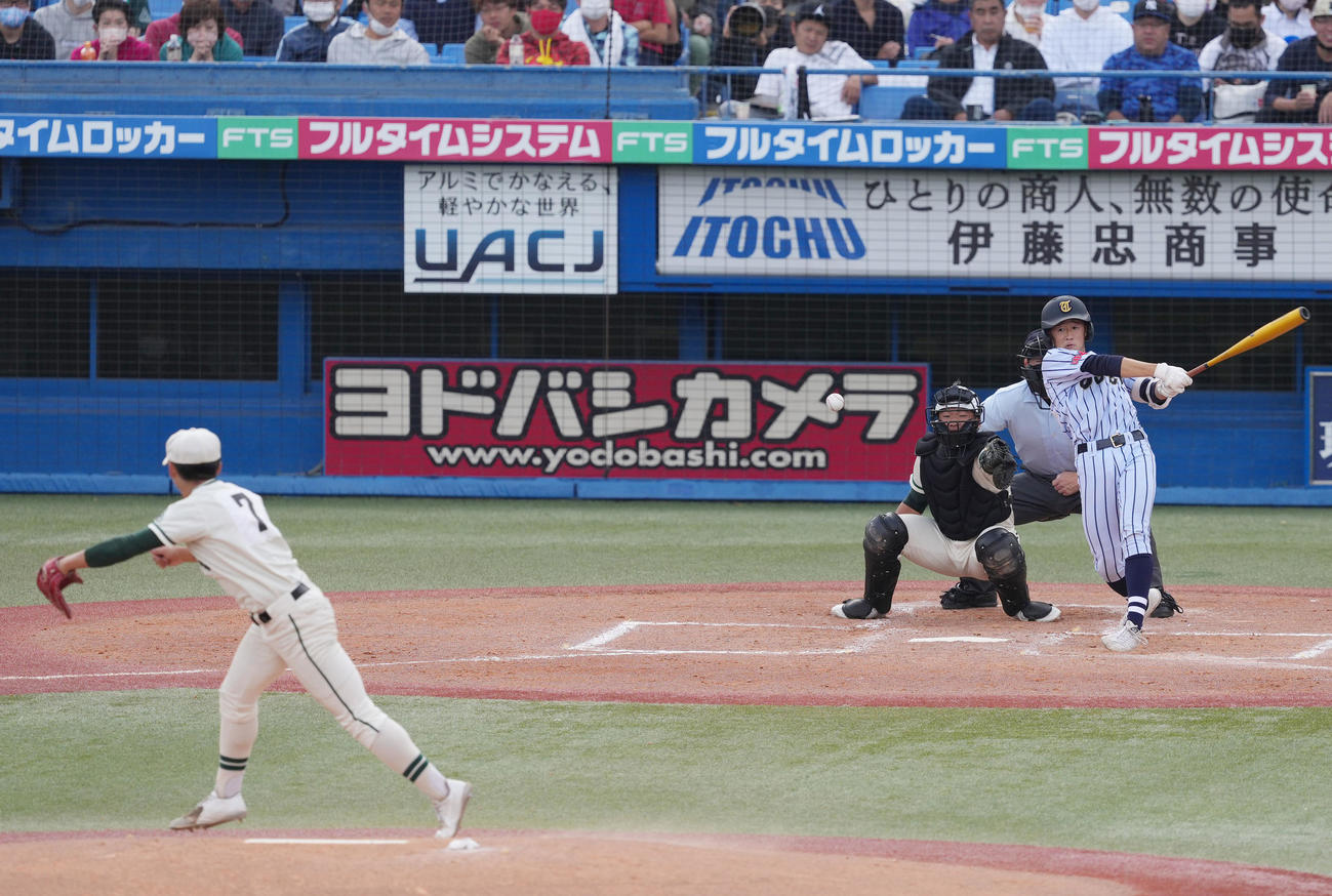 二松学舎大付対東海大菅生　1回裏東海大菅生2死三塁、適時打を放つ東海大菅生・北島。投手二松学舎大付・大矢（撮影・宮地輝）