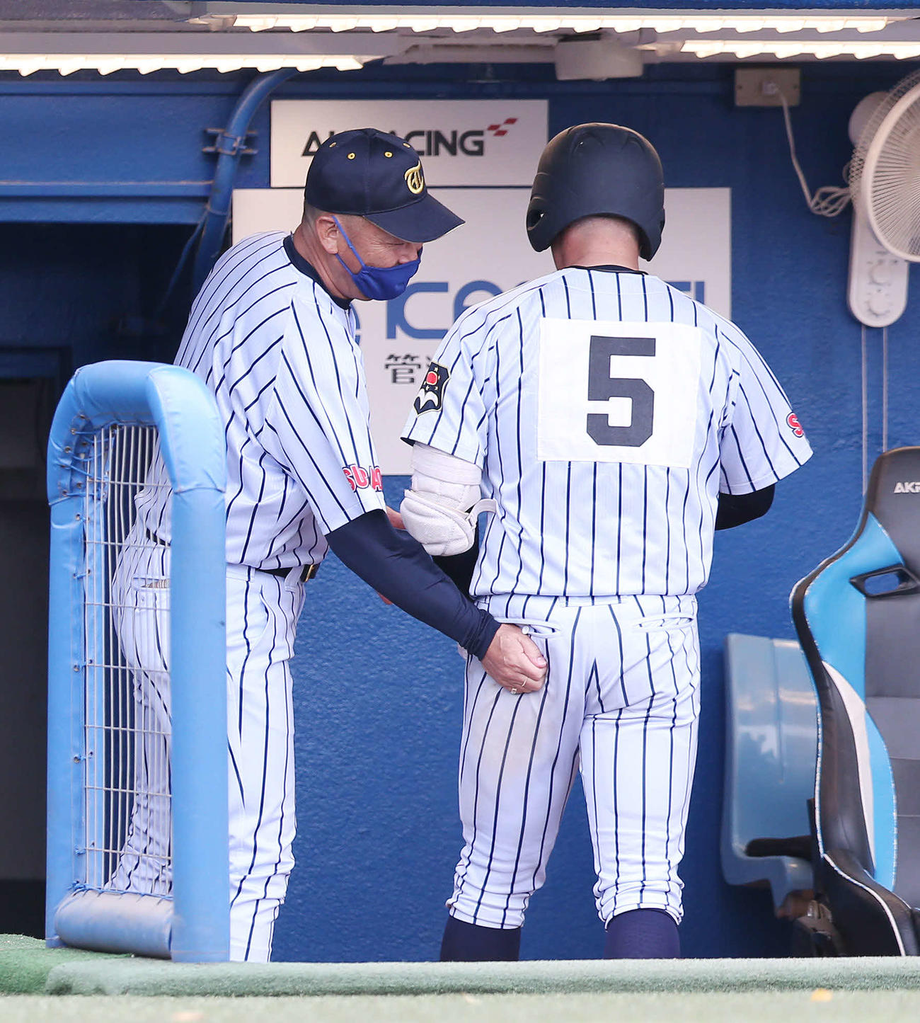 二松学舎大付対東海大菅生　3回裏東海大菅生2死一塁、2点本塁打を放ち、若林監督（左）にたたえられる新井（撮影・宮地輝）