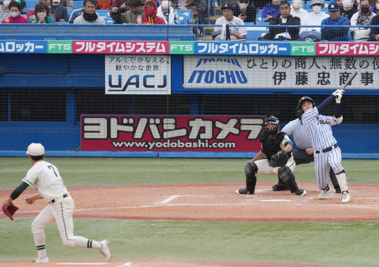 二松学舎大付対東海大菅生　3回裏東海大菅生2死一塁、2点本塁打を放つ東海大菅生・新井。投手二松学舎大付・大矢（撮影・狩俣裕三）