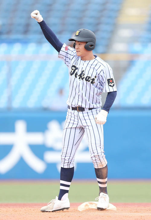 二松学舎大付対東海大菅生 4回裏東海大菅生1死二塁、適時二塁打を放ち、右腕を突き上げる日当(撮影・宮地輝)