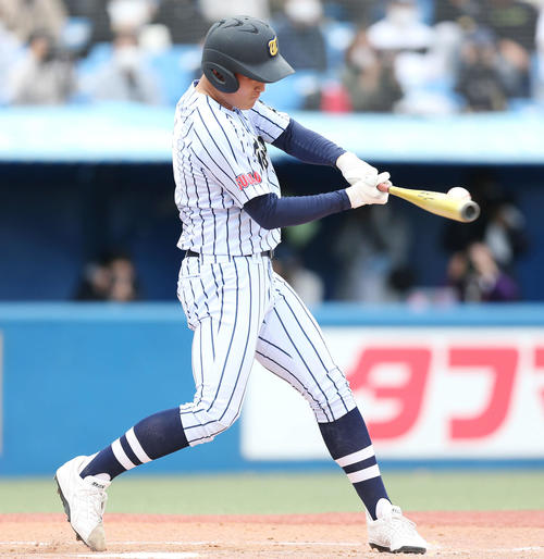 二松学舎大付対東海大菅生 4回裏東海大菅生1死二塁、適時二塁打を放つ日当(撮影・宮地輝)