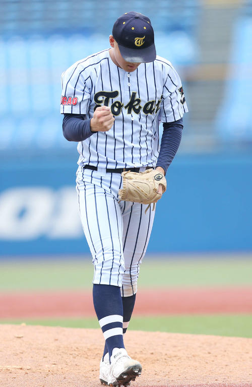 二松学舎大付対東海大菅生 6回表二松学舎大付を抑え、ガッツポーズする東海大菅生先発の日当(撮影・宮地輝)