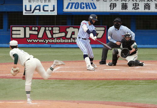 二松学舎大付対東海大菅生 5回裏東海大菅生2死三塁、適時打を放つ東海大菅生・高橋。投手二松学舎大付・重川(撮影・狩俣裕三)